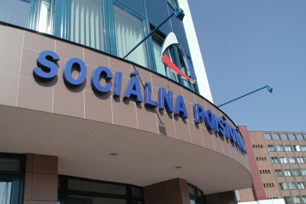 Budova s nápisom - Sociálna Poisťovňa